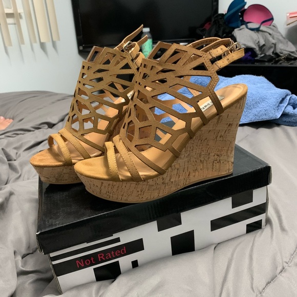 Tan Wedges! - Picture 3 of 8